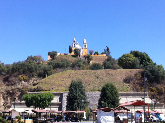 La pyramide se trouve sous la colline. 