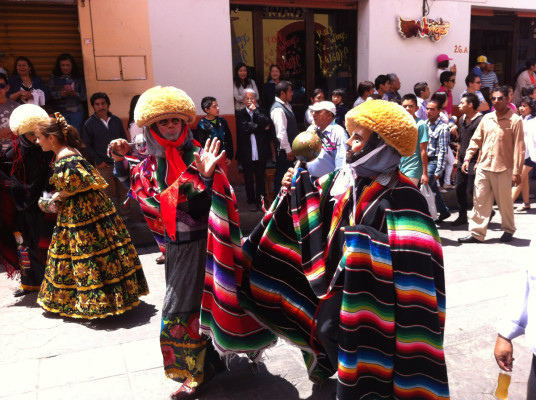 Parade dans les rues de San Cristobal