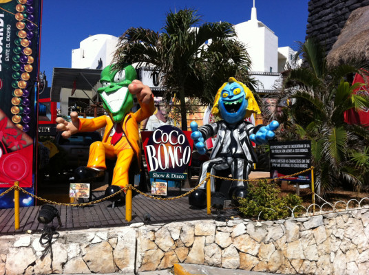 Personnages devant le Congo Bongo, lieu mythique de Cancun... pour le meilleur et le pire.