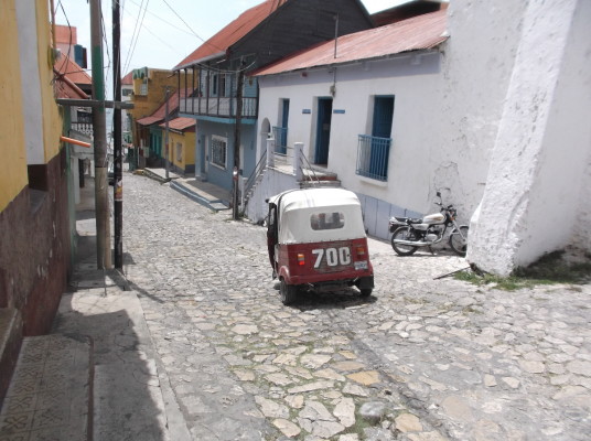 Un tuk-tuk dans Flores