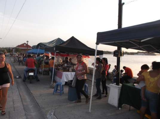 Bouffe de rue à côté du Lago Petén Itzá