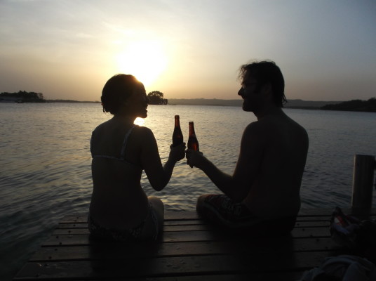 Voyager, c'est aussi boire de la bière pendant que le soleil se couche sur un lac.