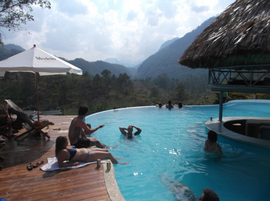 La piscine du Zephyr Lodge.