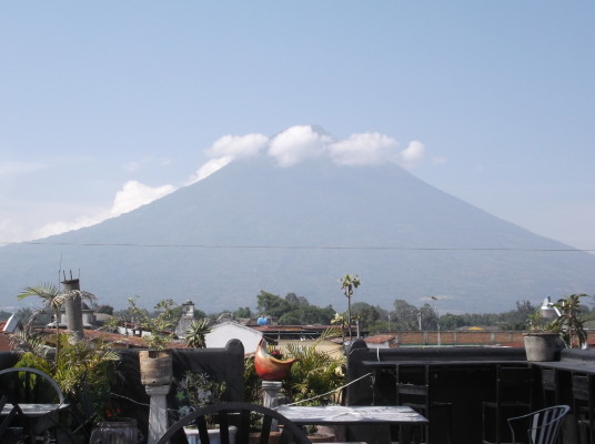 Vue du volcan **Fuego** depuis la terrasse du Terrace Hostel