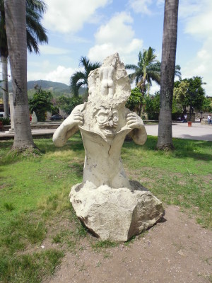 Statue dans le parque central de Copan
