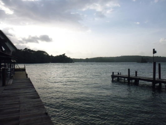 Vue du rio Dulce depuis le Hotel Backpackers
