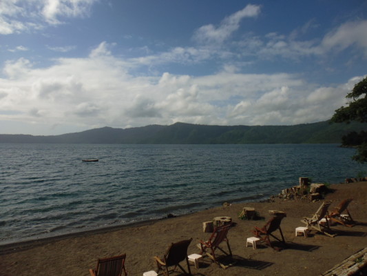 Quel bonheur de se foutre à poil dans un aussi beau plan d'eau.
