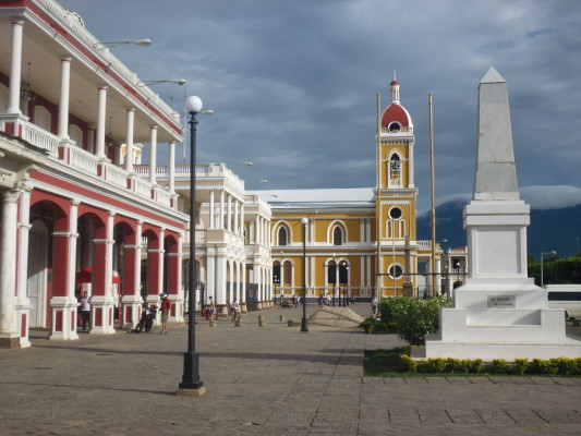 À gauche, la Casa de los Tres Mundos; au fond, la cathédrale.
