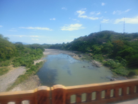 En plus, les vitres du bus étaient sales. Les photos prises depuis mon siège sont donc médiocres. Ici, la zone entre le Honduras et le Nicaragua.