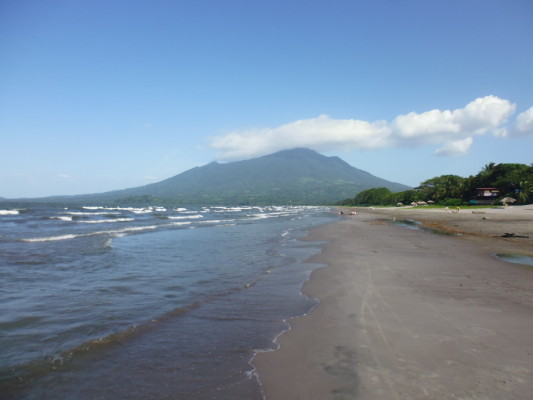 Playa Santo Domingo et volcan Maderas