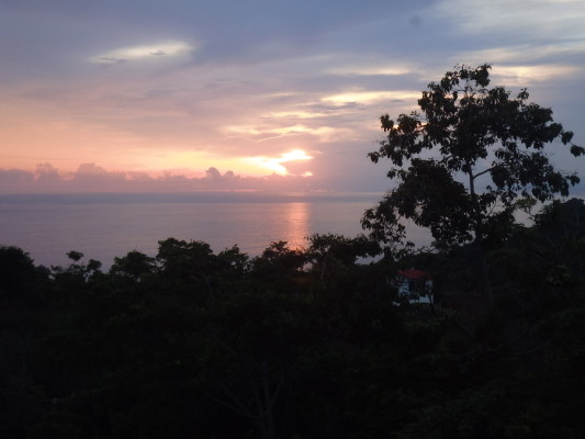 Coucher de soleil sur le Pacifique, depuis la terrasse de l'auberge Vista Serena