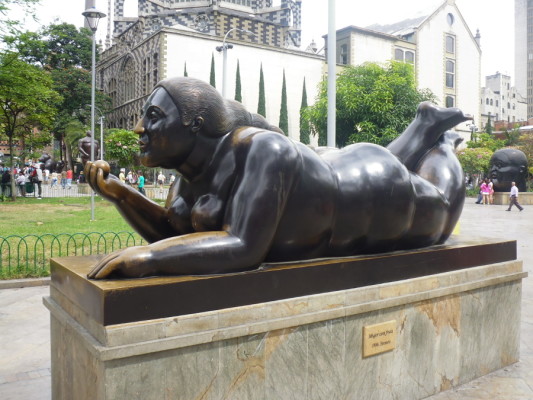 « Mujer Con Fruta » de Botero