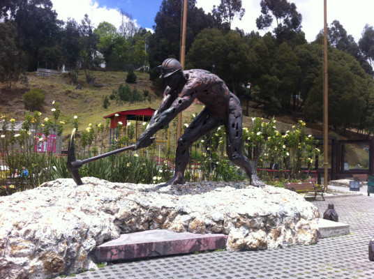 À l'entrée du site de la cathédrale