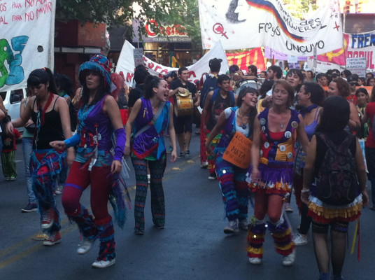Des « murgas », lors d'une manifestation contre la violence faite aux femmes, à Mendoza (Argentine)