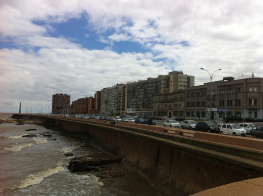 Promenade le long du  Rio de la Plata, Montevideo