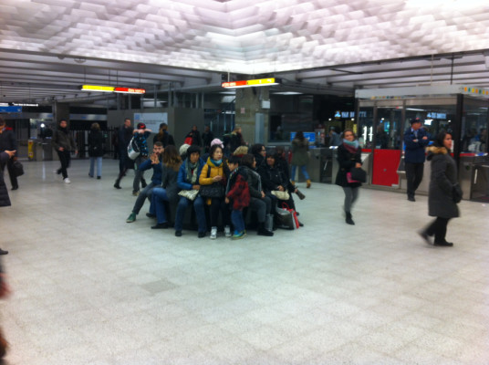 La « puck » de la station de métro Berri-UQAM de Montréal... un des lieux de rencontre les plus célèbres de la ville.