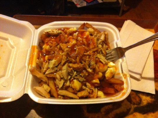 Ma première poutine en sol québécois depuis plus de 54 semaines: une grosse poutine au poulet de La Ligne Rouge...