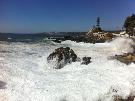 Vague qui s'échoue sur les murailles de VIna del Mar