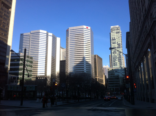 Le Square Victoria, au petit matin. 