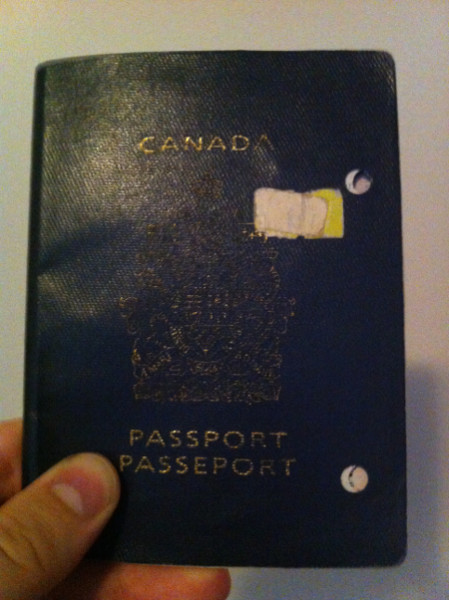 Mon ancien passeport, fidèle ami maintenant à la retraite.