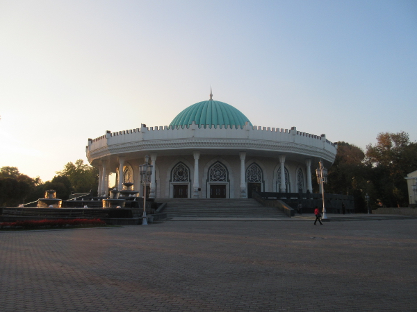 Il y a tout de même de jolis monuments, comme le Musée Amir Timur, qui se trouve sur les billets de 1000 soms. 