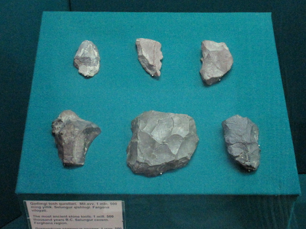 Outils de pierre au Musée d'État de l'histoire de l'Ouzbékistan