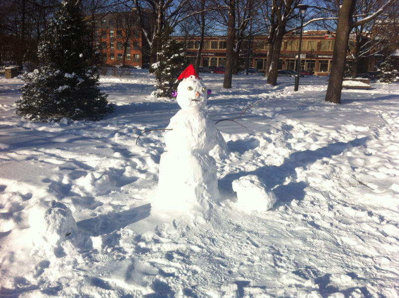 L'hiver, c'est un bonhomme de neige.