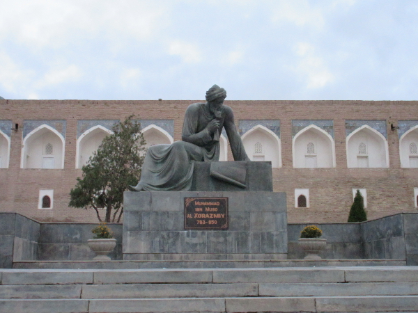 Statue du mathématicien Al-Khwarizmi