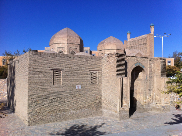 La mosquée Magoki-Attari, plus vieille mosquée encore debout d'Asie centrale. Elle abrite aujourd'hui un musée des tapis. 