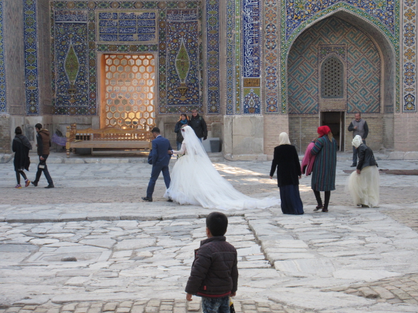 Nouveaux mariés dans la médersa Cher-Dor, place du Registan, à Samarcande