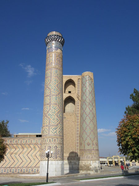 Côté droit de l'entrée de la mosquée Bibi Khanym