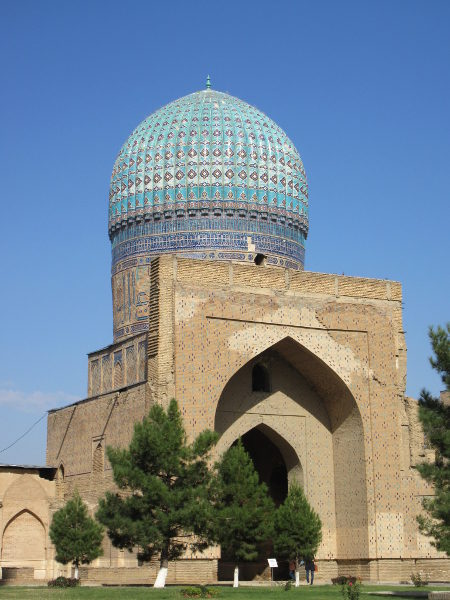 Dôme dans la cour intérieure de la mosquée Bibi Khanym