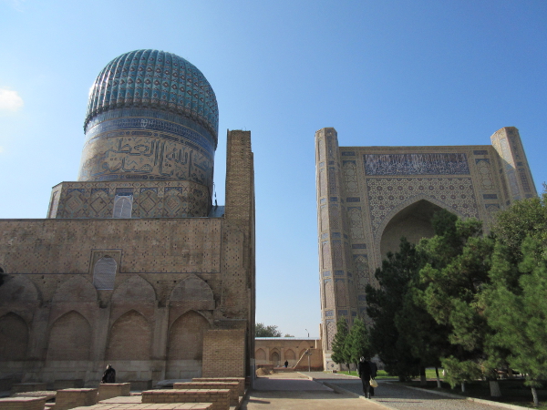 Autre dôme dans la cour intérieure de la mosquée Bibi Khanym