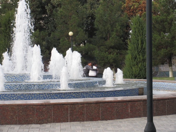 Des amoureux dans le parc à côté de la place du Régistan