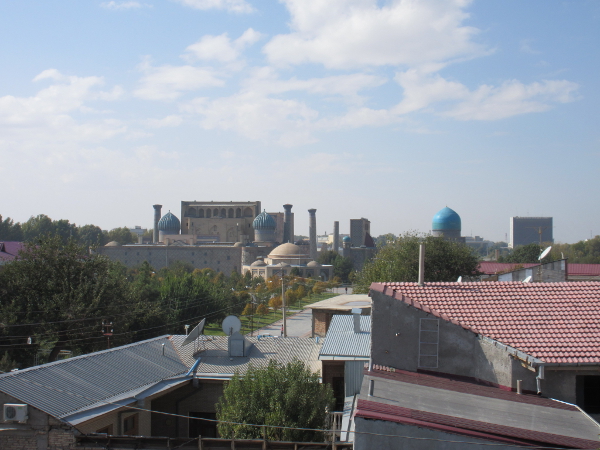 Vue de la place du Régistan depuis la terrasse de l'auberge Furkat