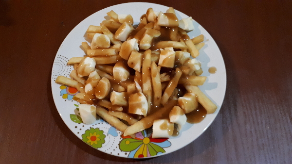 This image has an empty alt attribute; its file name is poutine-campeche.jpg