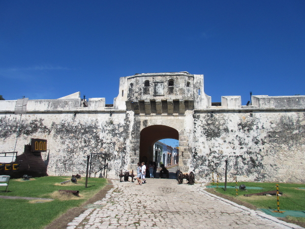 This image has an empty alt attribute; its file name is puerta-de-la-tierra-campeche.jpg